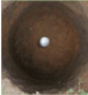 1. 穴を掘る土地のツボに直径1m、深さ1mの円筒型の穴を掘ります。穴の底中心部分に『すこやかポット』を設置します。